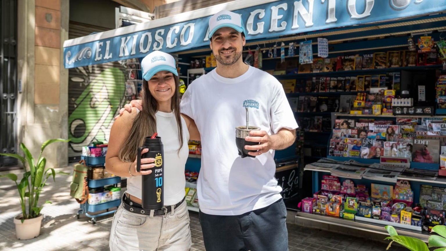 El equipo de El Kiosco Argento frente al kiosco en Barcelona